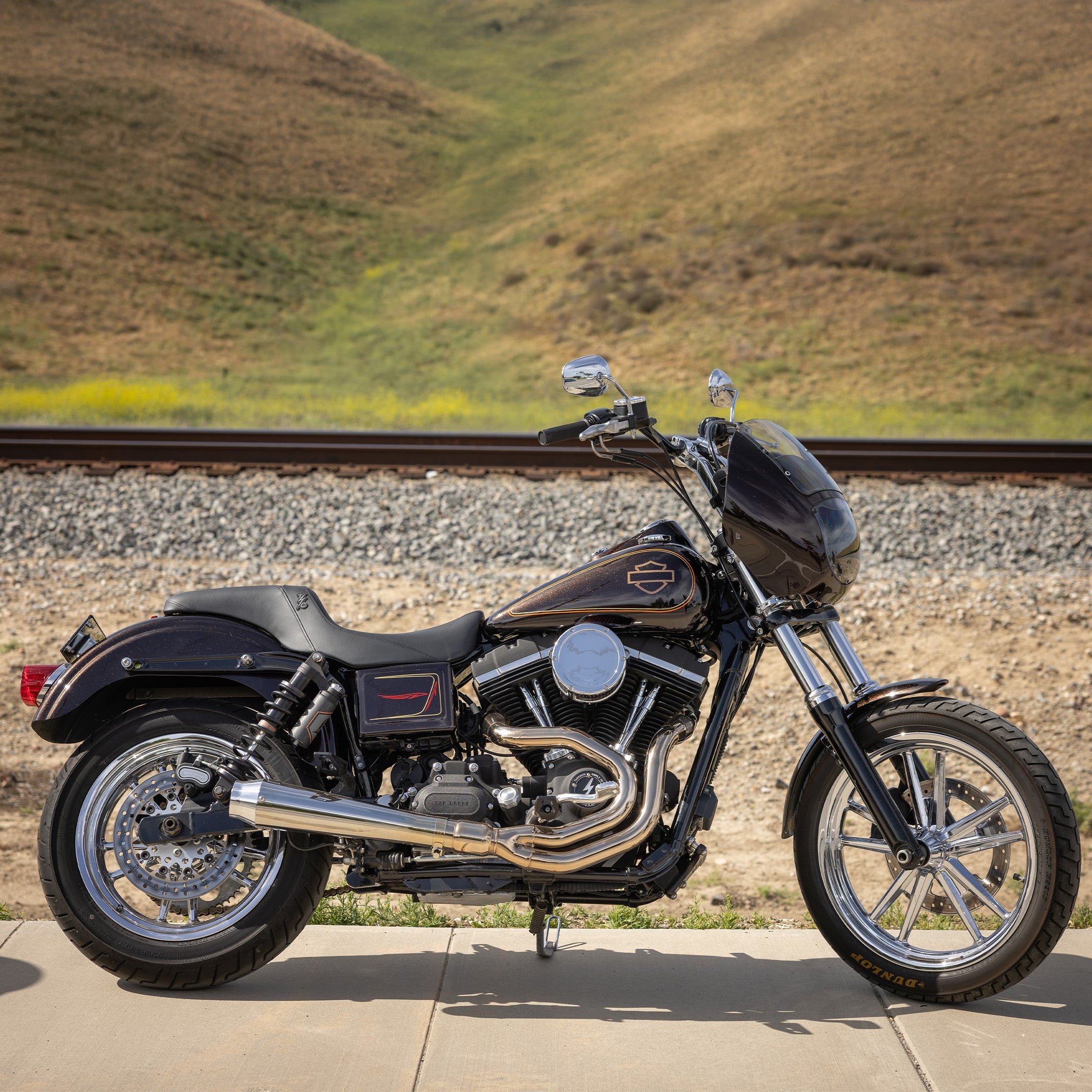 FXD ダイナ　2006〜2017 SaddleMen SDC サドルマン風 Saddlemen x San Diego Customs Step Up Seat Gripper fits '06-'17