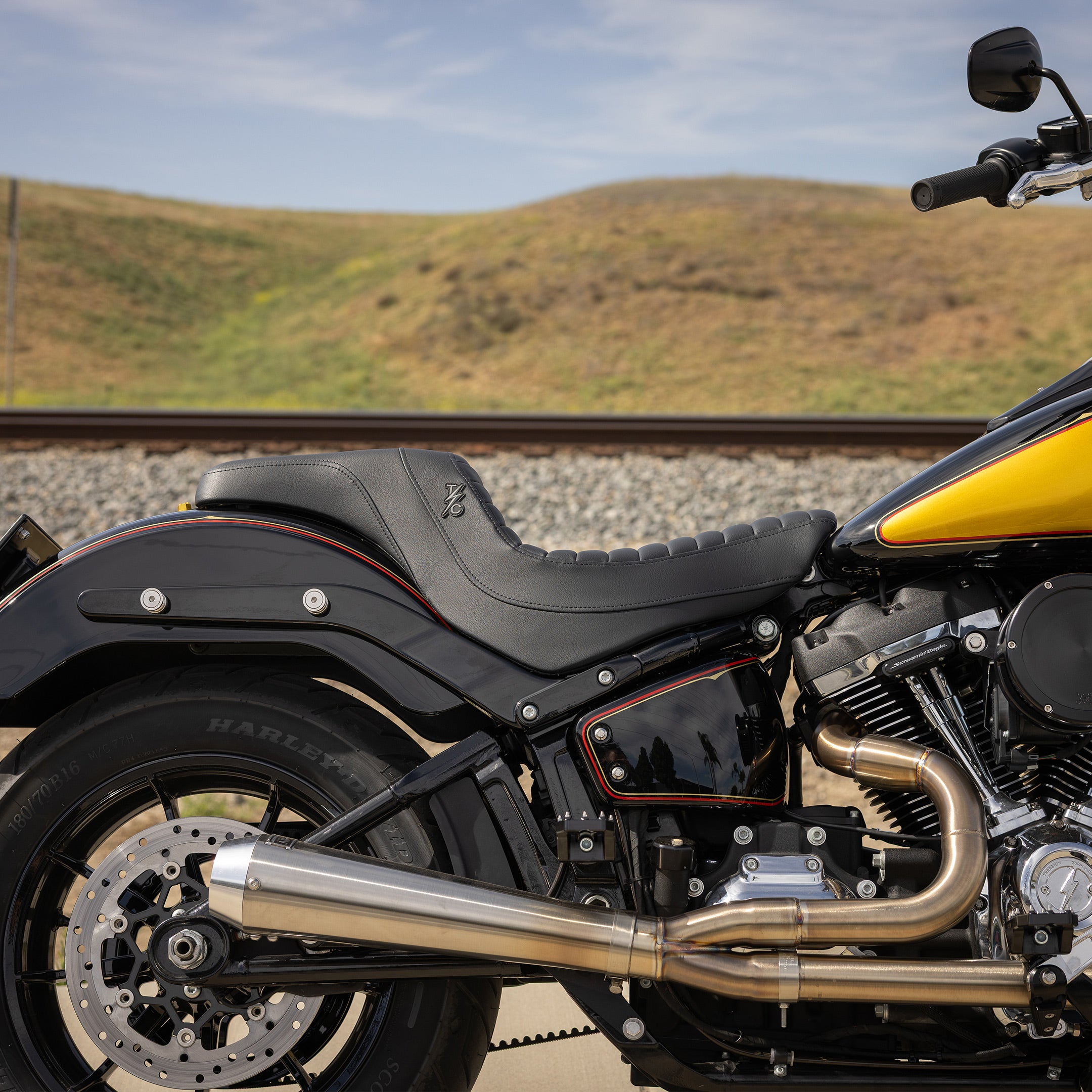 Harley-Davidson Saddlemenグレッグルツカ・スリムシート Saddlemen Step Up Seat