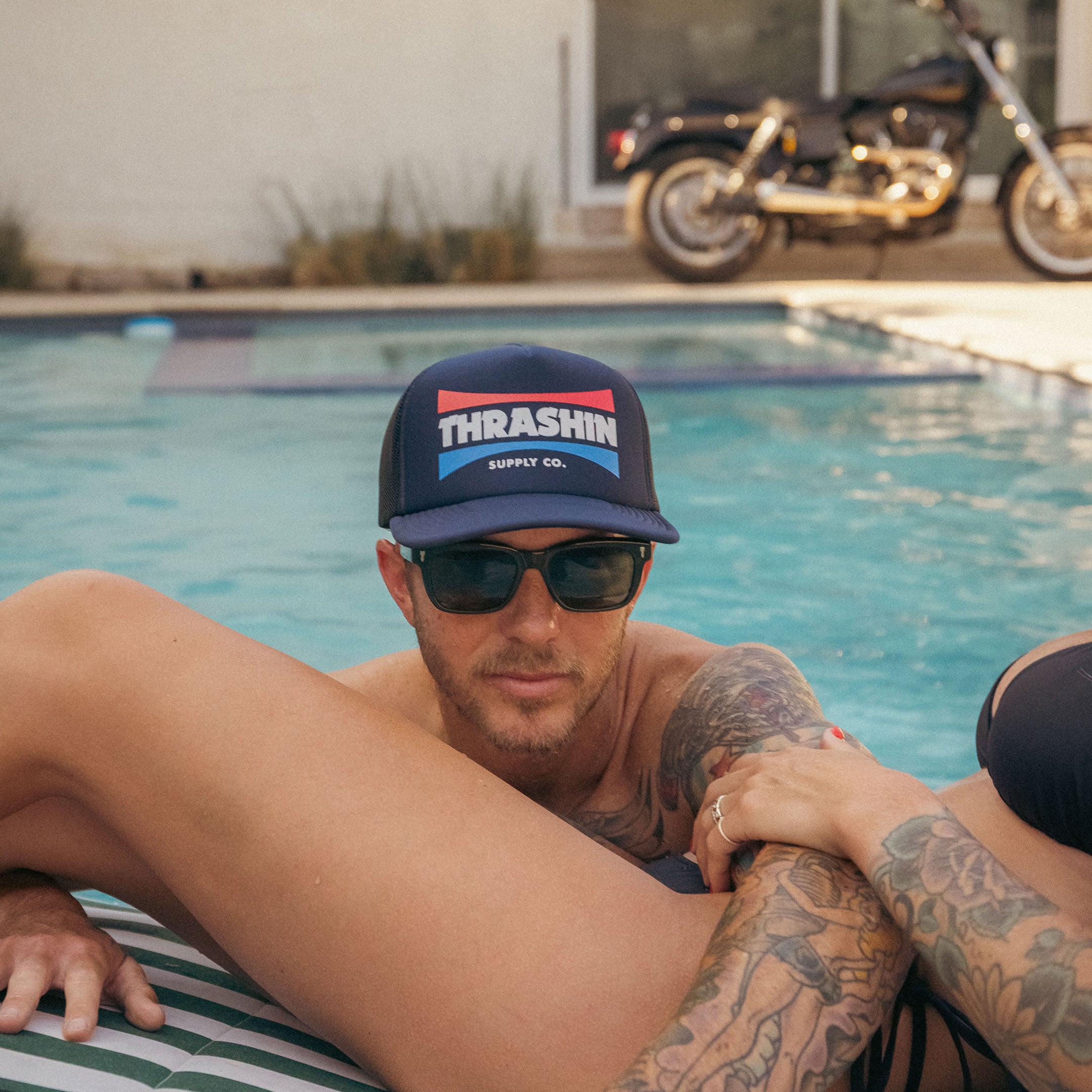 【ビンテージ】5パネルサテントラッカーキャップ TATTOOED Thrashin Supply® Standard Foam Trucker Snapback - Navy/Black